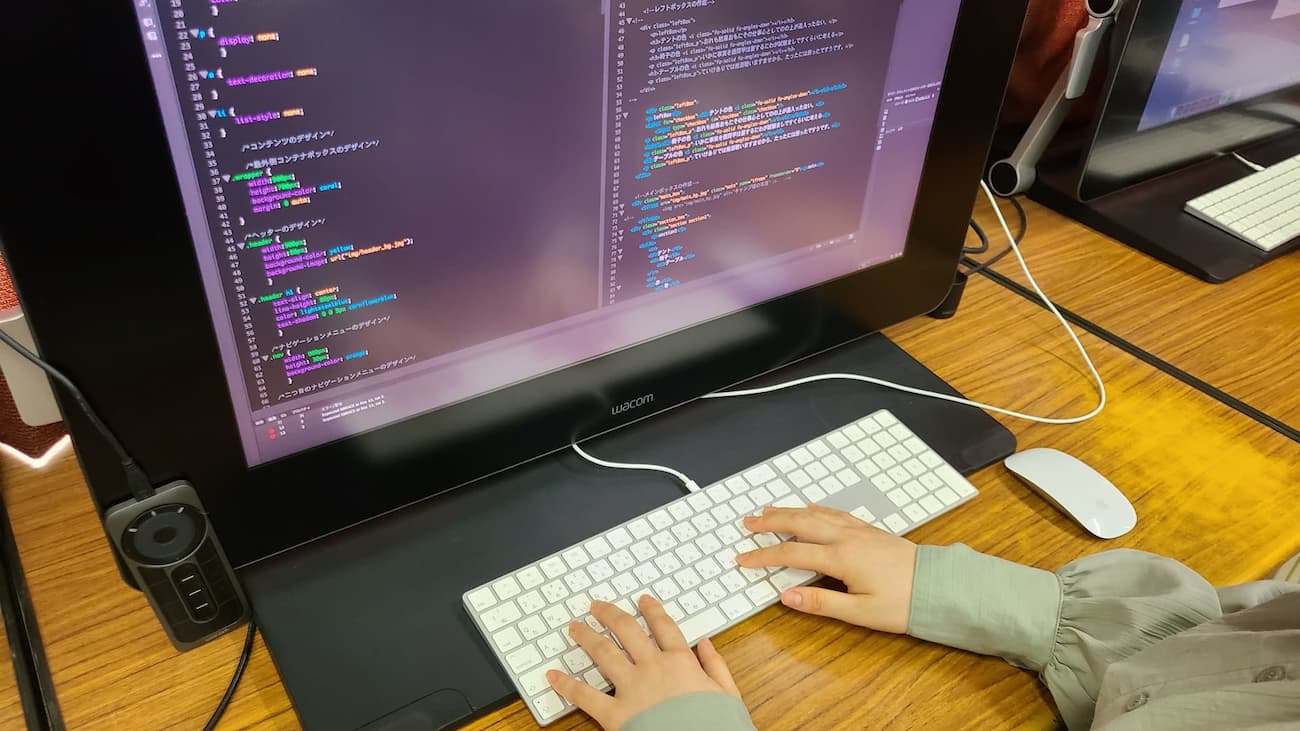 WEBサイト制作の授業風景の写真