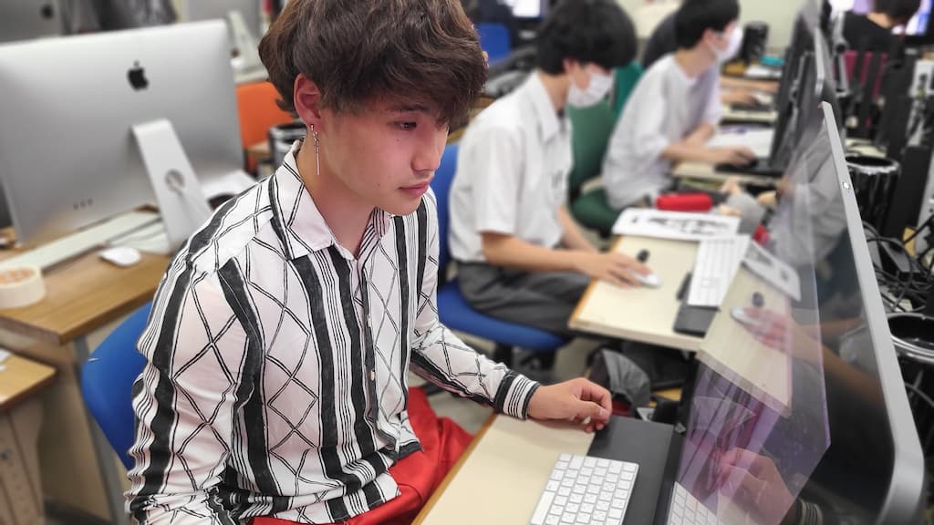 男子生徒がパソコンを操作している画像
