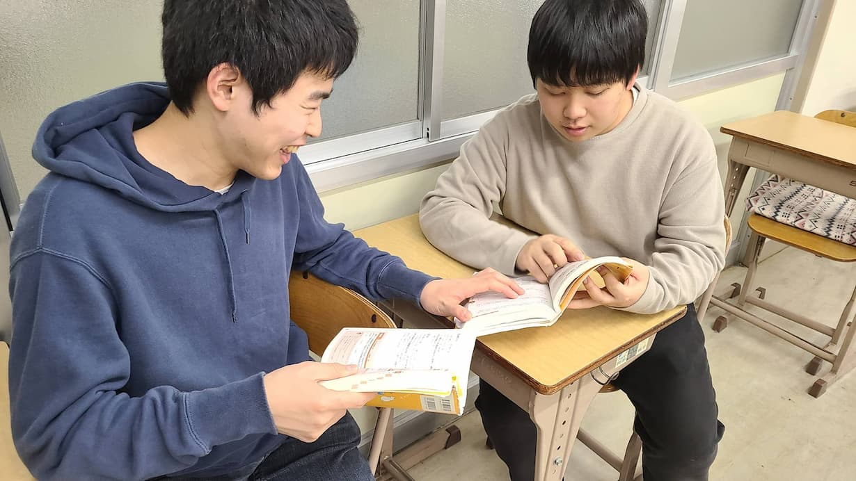 テキストを読む学生