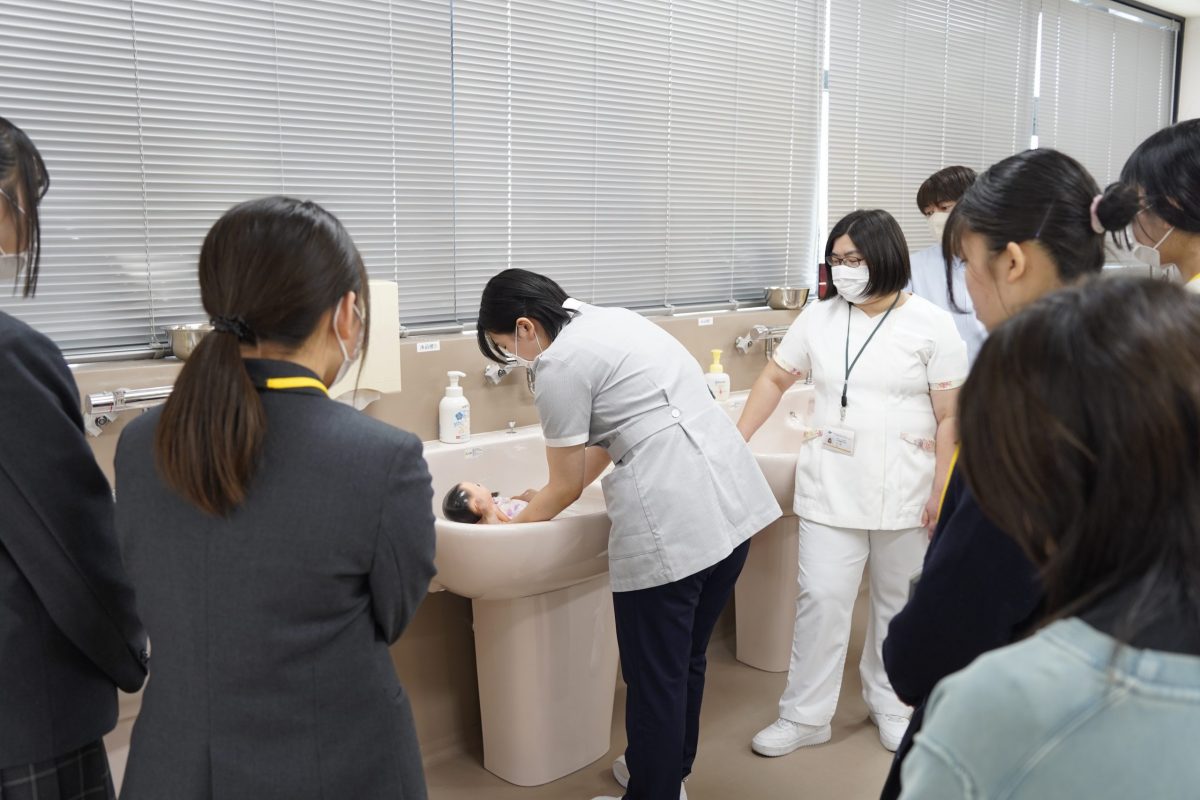 【看護学科】赤ちゃんへの沐浴を通して学ぶ新生児と家族ケア