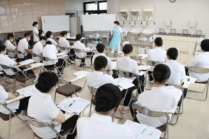 1年生が「基礎看護学実習Ⅰ」に向けて学内実習を行っています！