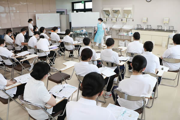 1年生が「基礎看護学実習Ⅰ」に向けて学内実習を行っています！